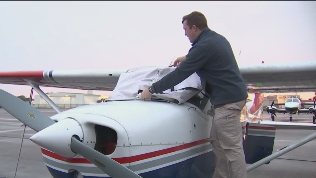 Pilot gets into holiday spirit with flight plan